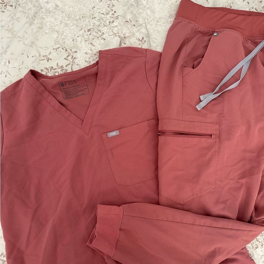 Figs Large Catarina 1 pocket top and Large Zamora jogger Regular pant.